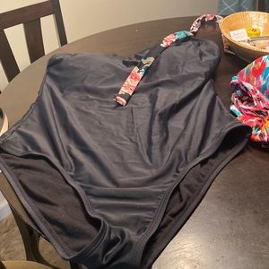 Cute black one shoulder swimsuit